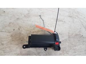 Używane Uchwyt drzwi lewych tylnych wersja 4-drzwiowa Mazda 5 (CR19) 1.8i 16V Cena € 20,00 Procedura marży oferowane przez Autodemontagebedrijf Smit