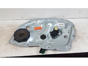 Używane Mechanizm szyby prawej przedniej wersja 4-drzwiowa Fiat Idea (350AX) 1.4 16V Cena € 25,00 Procedura marży oferowane przez Autodemontagebedrijf Smit