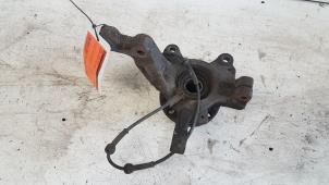 Gebruikte Fusee links-voor Renault Clio III (BR/CR) 1.5 dCi 70 Prijs € 20,00 Margeregeling aangeboden door Autodemontagebedrijf Smit