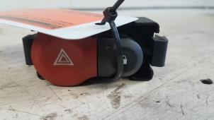 Gebruikte Alarmlicht Schakelaar Renault Clio III (BR/CR) 1.5 dCi 70 Prijs € 10,00 Margeregeling aangeboden door Autodemontagebedrijf Smit