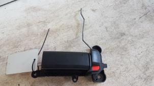 Używane Uchwyt drzwi lewych tylnych wersja 4-drzwiowa Mazda 5 (CR19) 2.0i 16V Cena na żądanie oferowane przez Autodemontagebedrijf Smit