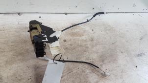 Gebruikte Portierslot Mechaniek 4Deurs links-voor Peugeot 407 SW (6E) 2.2 16V Prijs € 25,00 Margeregeling aangeboden door Autodemontagebedrijf Smit