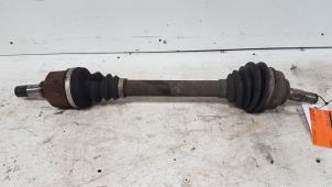 Gebruikte Aandrijfas links-voor Peugeot 207/207+ (WA/WC/WM) 1.6 HDi 16V Prijs € 20,00 Margeregeling aangeboden door Autodemontagebedrijf Smit
