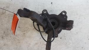 Gebruikte Fusee links-voor Renault Clio III (BR/CR) 1.6 16V Prijs € 30,00 Margeregeling aangeboden door Autodemontagebedrijf Smit