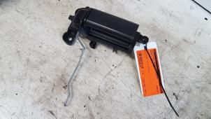 Używane Uchwyt drzwi lewych tylnych wersja 4-drzwiowa Mazda 5 (CR19) 2.0 CiDT 16V Normal Power Cena € 15,00 Procedura marży oferowane przez Autodemontagebedrijf Smit