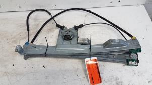 Gebruikte Ruitmechaniek 2Deurs links-voor Renault Clio III (BR/CR) 1.6 16V Prijs € 25,00 Margeregeling aangeboden door Autodemontagebedrijf Smit