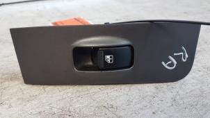 Gebruikte Raam schakelaar elektrisch Hyundai Matrix 1.6 16V Prijs € 15,00 Margeregeling aangeboden door Autodemontagebedrijf Smit