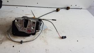 Gebruikte Slotmechaniek Portier 2Deurs rechts Mercedes C Sportcoupé (C203) 2.0 C-180 16V Prijs op aanvraag aangeboden door Autodemontagebedrijf Smit