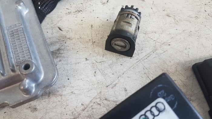 Tändningslås + dator från en Audi A6 Avant Quattro (C6) 3.0 TDI V6 24V 2005