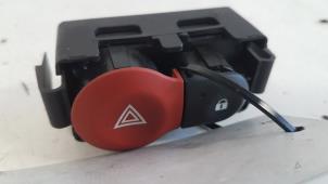 Gebruikte Alarmlicht Schakelaar Renault Clio III (BR/CR) 1.5 dCi FAP Prijs € 5,00 Margeregeling aangeboden door Autodemontagebedrijf Smit