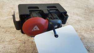 Gebruikte Alarmlicht Schakelaar Renault Clio III (BR/CR) 1.4 16V Prijs € 5,00 Margeregeling aangeboden door Autodemontagebedrijf Smit