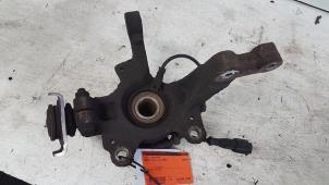 Gebruikte Fusee links-voor Renault Clio III (BR/CR) 1.2 16V 75 Prijs € 15,00 Margeregeling aangeboden door Autodemontagebedrijf Smit
