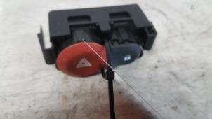 Gebruikte Alarmlicht Schakelaar Renault Clio III (BR/CR) 1.2 16V 75 Prijs € 5,00 Margeregeling aangeboden door Autodemontagebedrijf Smit