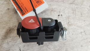 Gebruikte Alarmlicht Schakelaar Renault Clio III (BR/CR) 1.4 16V Prijs € 15,00 Margeregeling aangeboden door Autodemontagebedrijf Smit
