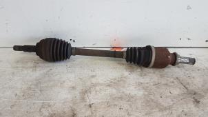 Gebruikte Aandrijfas links-voor Renault Clio III (BR/CR) 1.4 16V Prijs € 20,00 Margeregeling aangeboden door Autodemontagebedrijf Smit