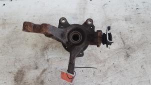 Gebruikte Fusee links-voor Renault Clio III (BR/CR) 1.4 16V Prijs € 30,00 Margeregeling aangeboden door Autodemontagebedrijf Smit