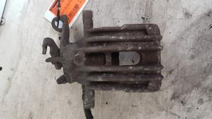 Używane Zacisk hamulcowy lewy tyl Alfa Romeo 146 (930B) 1.4 Twin Spark 16V Cena € 20,00 Procedura marży oferowane przez Autodemontagebedrijf Smit