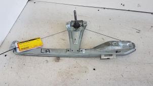 Gebruikte Raammechaniek 4Deurs links-achter Renault Clio III (BR/CR) 1.2 16V 75 Prijs € 15,00 Margeregeling aangeboden door Autodemontagebedrijf Smit