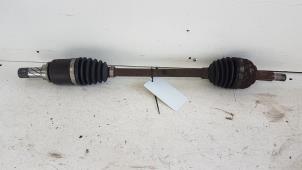 Gebruikte Aandrijfas links-voor Renault Clio III (BR/CR) 1.2 16V 75 Prijs € 10,00 Margeregeling aangeboden door Autodemontagebedrijf Smit