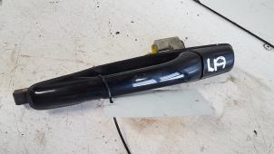 Używane Uchwyt drzwi lewych tylnych wersja 4-drzwiowa Mitsubishi Lancer Wagon (CS/CT) 1.6 16V Cena € 15,00 Procedura marży oferowane przez Autodemontagebedrijf Smit