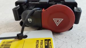 Gebruikte Alarmlicht Schakelaar Renault Clio III (BR/CR) 1.5 dCi FAP Prijs € 10,00 Margeregeling aangeboden door Autodemontagebedrijf Smit