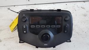 Gebruikte Radio Toyota Aygo (B40) 1.0 12V VVT-i Prijs € 25,00 Margeregeling aangeboden door Autodemontagebedrijf Smit