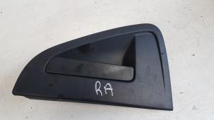 Używane Uchwyt drzwi prawych tylnych wersja 4-drzwiowa Chevrolet Spark (M300) 1.0 16V Bifuel Cena € 15,00 Procedura marży oferowane przez Autodemontagebedrijf Smit