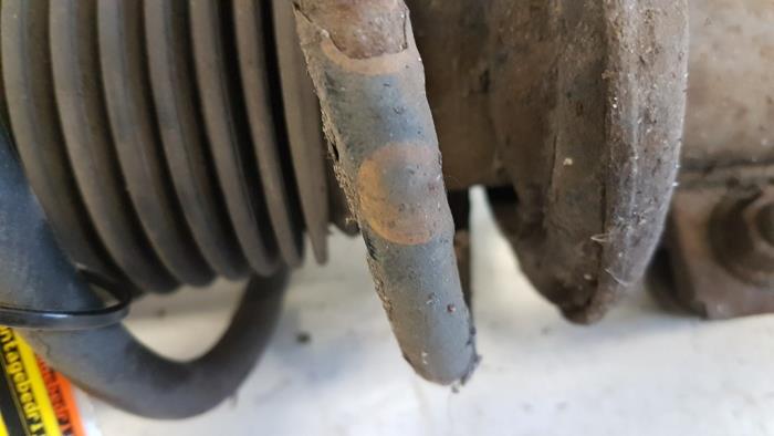 Stötdämparstång, höger fram från en Ford Fiesta 5 (JD/JH) 1.4 16V 2002