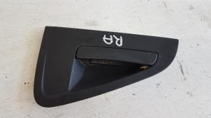 Używane Uchwyt drzwi prawych tylnych wersja 4-drzwiowa Chevrolet Spark (M300) 1.0 16V Bifuel Cena € 15,00 Procedura marży oferowane przez Autodemontagebedrijf Smit