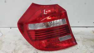 Gebruikte Achterlicht links BMW 1 serie (E81) 120i 16V Prijs € 10,00 Margeregeling aangeboden door Autodemontagebedrijf Smit