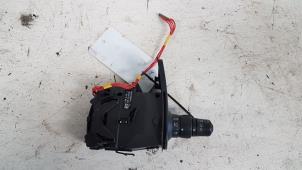 Gebruikte Licht Schakelaar Renault Clio III (BR/CR) 1.2 16V 65 Prijs € 25,00 Margeregeling aangeboden door Autodemontagebedrijf Smit