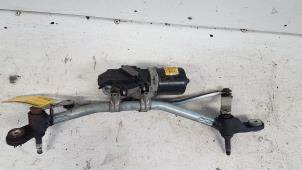 Gebruikte Ruitenwismotor + Mechaniek Renault Clio III (BR/CR) 1.2 16V 65 Prijs € 65,00 Margeregeling aangeboden door Autodemontagebedrijf Smit