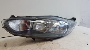 Gebruikte Linker Koplamp Ford Fiesta 6 (JA8) 1.0 Ti-VCT 12V 65 Prijs € 125,00 Margeregeling aangeboden door Autodemontagebedrijf Smit
