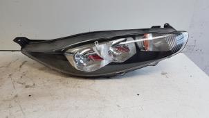 Gebruikte Koplamp rechts Ford Fiesta 6 (JA8) 1.0 Ti-VCT 12V 65 Prijs € 125,00 Margeregeling aangeboden door Autodemontagebedrijf Smit