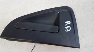 Używane Uchwyt drzwi prawych tylnych wersja 4-drzwiowa Chevrolet Spark (M300) 1.0 16V Bifuel Cena € 20,00 Procedura marży oferowane przez Autodemontagebedrijf Smit