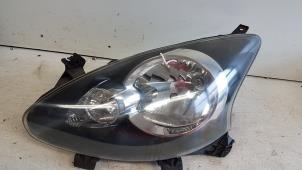 Gebruikte Koplamp links Toyota Aygo (B10) 1.0 12V VVT-i Prijs € 30,00 Margeregeling aangeboden door Autodemontagebedrijf Smit