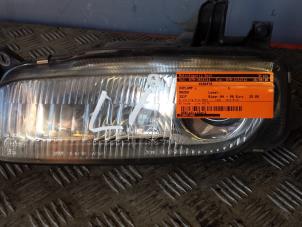 Begagnade Strålkastare, vänster Mazda 323 F (BA14) 1.5i GLX,GT 16V Pris € 25,00 Marginaltabell erbjuds av Autodemontagebedrijf Smit