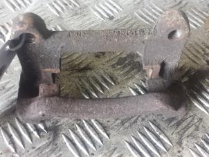 Begagnade Hållare, bakre bromsok, vänster Nissan Primastar 1.9 dCi 80 Pris € 15,00 Marginaltabell erbjuds av Autodemontagebedrijf Smit