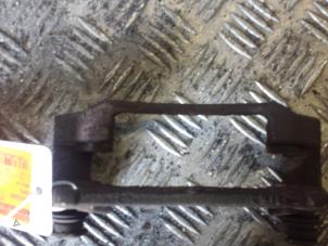 Begagnade Hållare, främre bromsok, vänster Opel Agila (A) 1.2 16V Twin Port Pris € 10,00 Marginaltabell erbjuds av Autodemontagebedrijf Smit