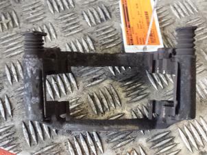 Gebruikte Remzadel links-voor Nissan Almera Tino (V10M) 1.8 16V Prijs € 20,00 Margeregeling aangeboden door Autodemontagebedrijf Smit