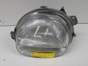 Begagnade Strålkastare, vänster Renault Twingo (C06) 1.2 Pris € 25,00 Marginaltabell erbjuds av Autodemontagebedrijf Smit