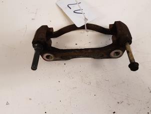 Begagnade Hållare, främre bromsok, vänster Hyundai Accent 1.5i 12V Pris € 20,00 Marginaltabell erbjuds av Autodemontagebedrijf Smit