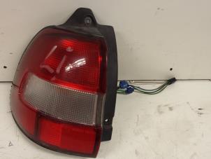 Gebruikte Achterlicht links Suzuki Baleno (GC/GD) 1.6 16V Prijs € 25,00 Margeregeling aangeboden door Autodemontagebedrijf Smit