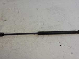 Gebruikte Kofferdekseldemper links-achter Opel Astra H (L48) 1.6 16V Prijs € 10,00 Margeregeling aangeboden door Autodemontagebedrijf Smit