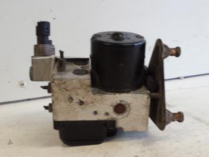 Używane Pompa ABS Mercedes A (W168) 1.6 A-160 Cena € 60,00 Procedura marży oferowane przez Autodemontagebedrijf Smit