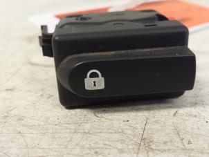 Gebruikte Schakelaar Centr. Deurvergrendeling Renault Clio II (BB/CB) 1.2 16V Prijs € 10,00 Margeregeling aangeboden door Autodemontagebedrijf Smit