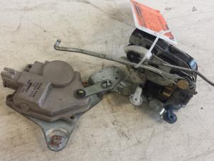 Używane Mechanizm blokady drzwi prawych przednich wersja 4-drzwiowa Daihatsu YRV (M2) 1.3 16V DVVT Cena € 10,00 Procedura marży oferowane przez Autodemontagebedrijf Smit