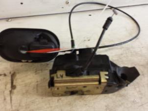 Begagnade Dörrlåsmekanism, 2-dörrars, vänster Renault Megane II (BM/CM) 1.6 16V Autom. Pris € 30,00 Marginaltabell erbjuds av Autodemontagebedrijf Smit