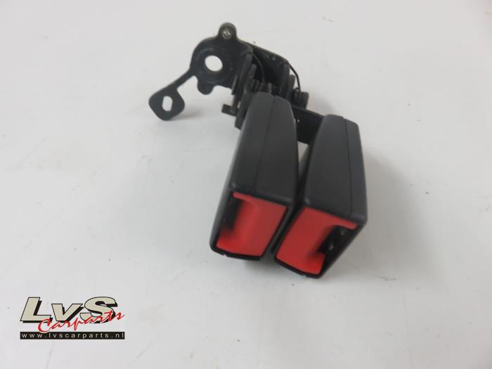 Volkswagen Golf Rear seatbelt buckle, left