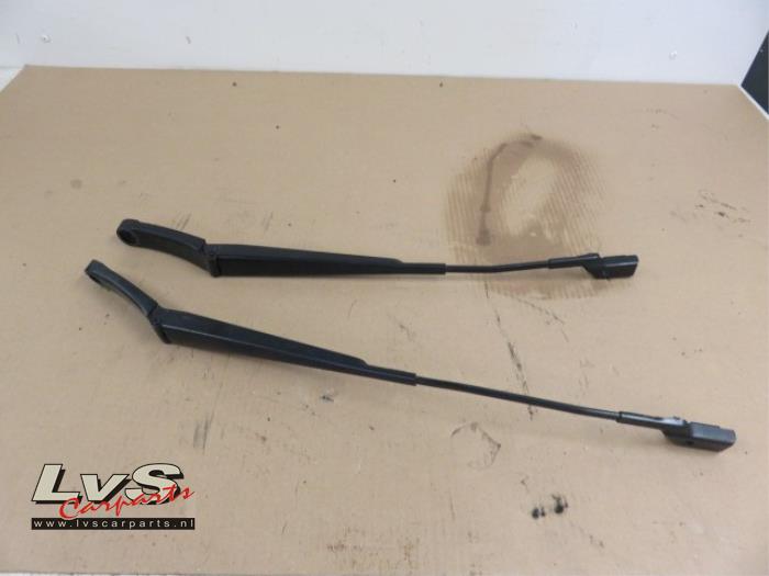 Volkswagen Tiguan Front wiper arm